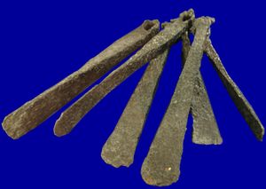 도끼 모양의 그르지브나 (상품 화폐) (서기 9세기 ~ 10세기 중반 폴란드 코스트코비체 출토)