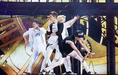 2013년 3월 16일 방콕에서 열린 MBC 코리안 뮤직 웨이브에서 "Sherlock (Clue + Note)"를 공연하는 샤이니