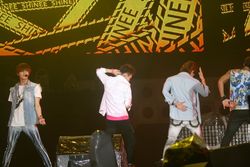 2012년 7월 13일 여수 엑스포에서 〈Sherlock〉 공연 중의 샤이니