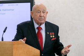 2016년 연방 의회 회의에 참석한 레오노프