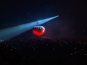 메이가 2022년 6월 퀸 + 아담 램버트 콘서트 중 행성 테마 세그먼트에서 드보르자크의 신세계 교향곡 솔로 연주를 하고 있다.