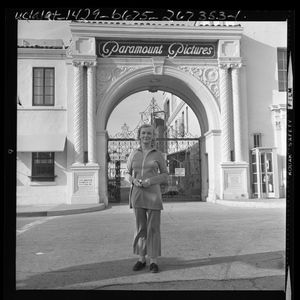 1971년 파라마운트 픽처스 정문 밖의 레이크, 사망 2년 전