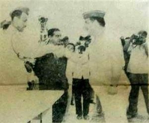 알 쿠와 알 자위야가 1964년에 이라크 중앙 FA 이타주의 컵 트로피를 수상하는 모습.