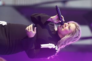 2018 국방부 전사자 경기 개막식에서 공연하는 클락슨