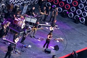 2007년 라이브 어스 자선 콘서트에서 공연하는 클락슨