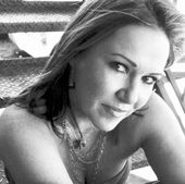 이 곡의 공동 작가 중 한 명인 패멀라 셰인.