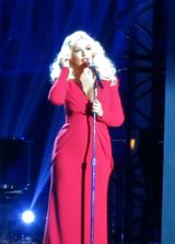 아길레라가 2014년 브레이크스루상 시상식에서 이 곡을 부르고 있다.