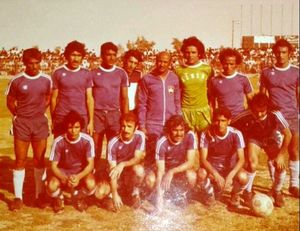 자밀 하눈 코치 (가운데)와 1977-78 이라크 리그 우승을 차지한 알미나 SC 팀