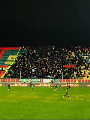 2022년 알 샤브 스타디움에서 팬들 앞에서 경기하는 알 쇼르타