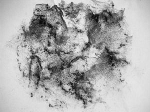 돌 위에 놓인 종이에 파스텔을 문질러 만든 프로타주