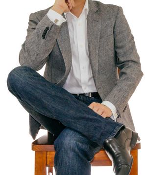 더블 커프스는 소매가 접혀져 링크로 고정되는 추가 길이가 있다.