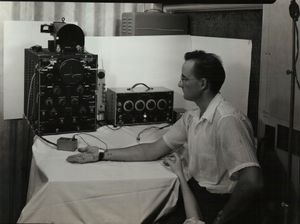 1954년 7월 12일 메이요 클리닉 의학 EMG 연구소. 의자에 앉은 어빈 L 슈미트와 전극을 잡고 있는 밀드레드 윈데샤임의 팔.