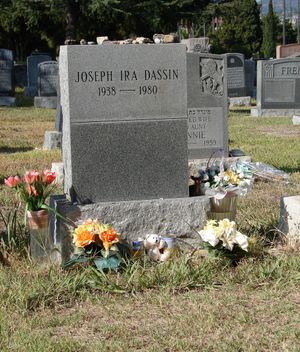 할리우드 포에버 묘지, 로스앤젤레스, 캘리포니아에 있는 다신의 묘지