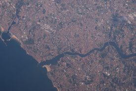 대 포르투 지역의 모습. 포르투 북쪽에는 레이쇼이스 항구가 있고, 남쪽에는 빌라 노바 드 가이아가 있다.