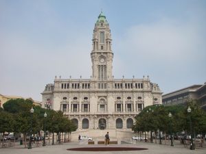 아베니다 도스 알리아도스에 있는 포르투 시청