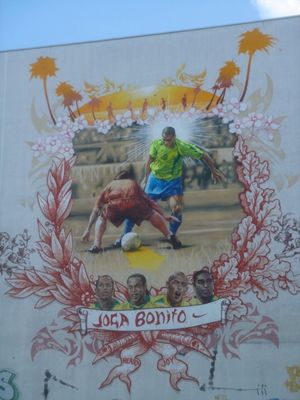 호나우두 벽화. 브라질의 조가 보니토 스타일을 홍보하고 있다. 이 작품은 2006년 독일 월드컵을 앞두고 나이키가 의뢰했다.