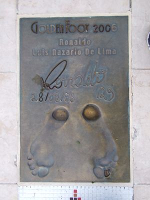 호나우두의 골든 풋 상은 모나코 해안가의 "챔피언스 산책로"에 있다.