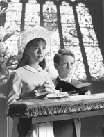 페니 로빈슨 역의 앤젤라 카트라이트 (왼쪽)와 윌 로빈슨 역의 빌 머미.