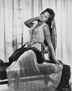 카르멘 세비야가 영화 홍보 사진에서 막달라 마리아 역을 맡았다.