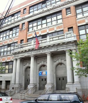 맥네어 아카데믹 고등학교 건물