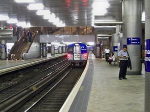 저널 스퀘어에서 평면 환승을 위한 표지판