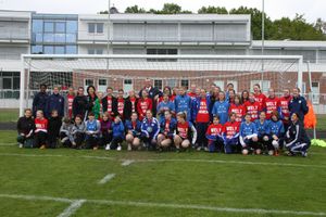 축구 열성가인 머피 대사가 2011년 독일 니더작센에서 여자 학교 팀들과 포즈를 취하고 있다. 전 미국 여자 축구 국가대표팀 선수인 브리아나 스커리와 아만다 크롬웰도 함께 있다.