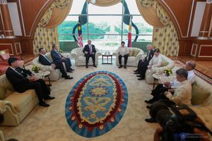 로디리고 두테르테 대통령과 말레이시아 장관들이 2016년 11월 10일 푸트라자야의 페르다나 푸트라에서 나집 라작 총리와 회담을 하고 있다.