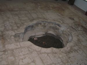 가장 오래된 온천으로 알려진 곳으로, 기원전 3세기에 진나라에 건설되었다.