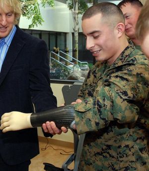 근전 의수를 착용한 미국 해병대 병사(왼쪽은 오웬 윌슨)