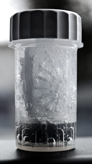 콘택트렌즈를 3% 과산화 수소 기반 용액에 담가 놓은 모습.