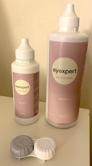 식염수 병과 콘택트 렌즈 케이스