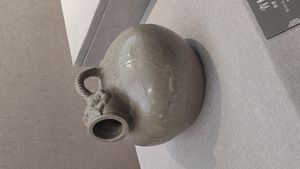 푸른 유약을 바른 중국식 요강. 서진(265 A.D.-316 A.D.), 중화인민공화국 장자강의 장자강 박물관 전시품.