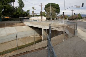 홍수 방지 채널 아래 두 거리의 교차로