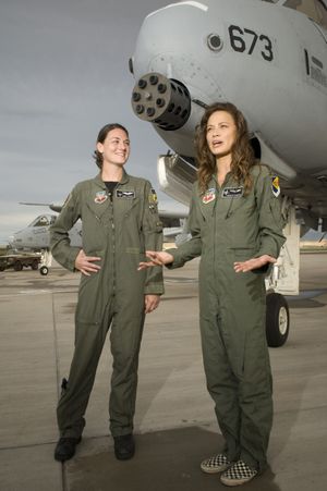 제니 쇽 대위와 배우 문 블러드굿이 뉴멕시코주, 키틀랜드 공군 기지에서 터미네이터: 미래전쟁의 시작 제작 중 A-10 썬더볼트 II와 함께