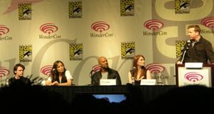 안톤 옐친, 문 블러드굿, 커먼, 브라이스 달라스 하워드, 그리고 감독 맥G가 2009년 원더콘에서 터미네이터: 미래전쟁의 시작 패널에 참석했다.