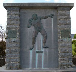 아일랜드 도운베그의 화이트 스트랜드에 있는 패트릭 맥도널드 기념관.