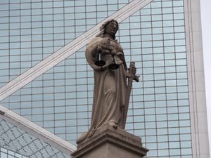 눈을 가린 테미스를 보여주는 홍콩의 현대 조각상