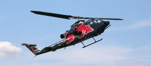 Chuck Aaron이 조립하고 플라잉 불스가 소유한 레드불 소유의 TAH-1F 코브라 헬리콥터