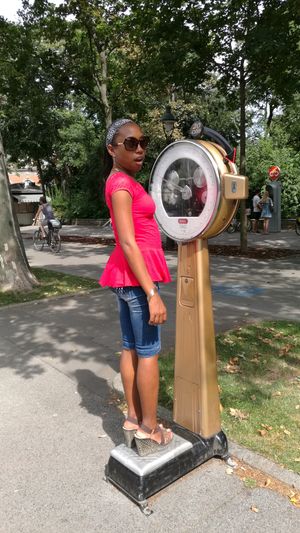 공공 체중계에 올라선 여성, 빈, 오스트리아, 2016년