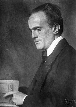 파울 캄머러는 1920년대에 산파두꺼비에서 획득 형질 유전에 대한 증거를 찾았다고 주장했으며, 이는 언론인 아서 쾨슬러에 의해 칭송되었지만, 그 결과는 사기이거나 기껏해야 잘못 해석된 것으로 여겨진다.