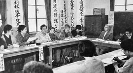 주부연합회와 일본 부인 유권자 동맹 회원. 오른쪽 구석의 여성은 이치카와 후사에 (1967년)