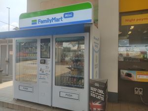 쿠알라룸푸르 잘란 툰 라자크 쉘 주유소에 있는 FamilyMart 미니 자동판매기