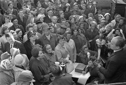 1962년 9월 핀란드 울루의 경매. 경매인이 최종 가격이 FIM 6,100인 테이블 램프를 보여주고 있다.