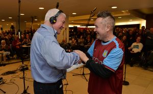 인 튠의 진행자 숀 라퍼티와 게스트 출연자 나이젤 케네디