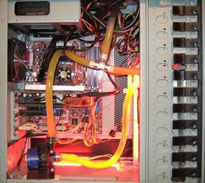 DIY 수냉식 냉각 구성으로 12&nbsp;V 펌프, CPU 수냉 블록 및 T-라인의 일반적인 적용을 보여준다.