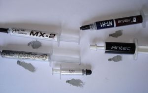 서멀 컴파운드는 CPU, GPU 또는 열을 발생시키는 구성 요소에서 방열판 쿨러로의 열 전도성을 향상시키는 데 일반적으로 사용된다. (왼쪽 상단부터 시계 반대 방향: Arctic MX-2, Arctic MX-4, Tuniq TX-4, Antec Formula 7, Noctua NT-H1).