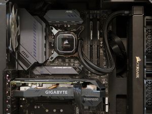 간이 수냉 도입 예CPU의 열을 수냉 헤드(중앙)에서 라디에이터(오른쪽)로 이동하여 방열한다.