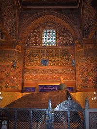 묘 안의 루미 묘비