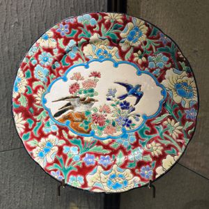 롱위의 에나멜 도자기