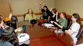 미니콘에서 낭독 중인 파멜라 딘